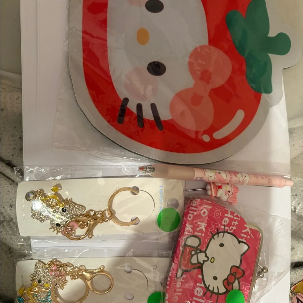 Hello‎ Kitty Pink Coin Purse with Gold-Tone Charm Keychains